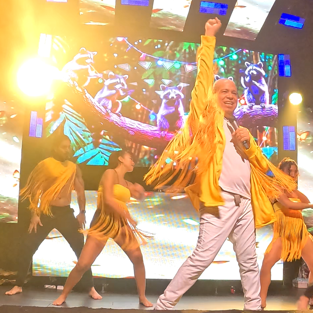 Cantante Ricky Palma cantando y bailando merengue en show en vivo en Panamá
